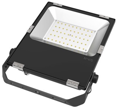 Projecteurs LED montés sur poteau